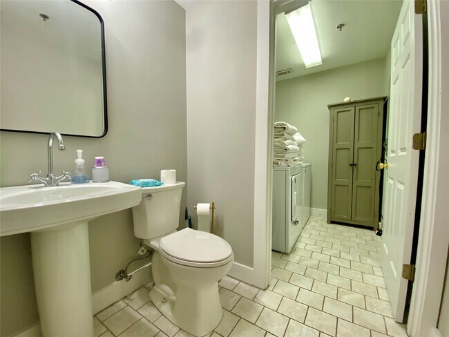 Building Photo - 254 W Washington St