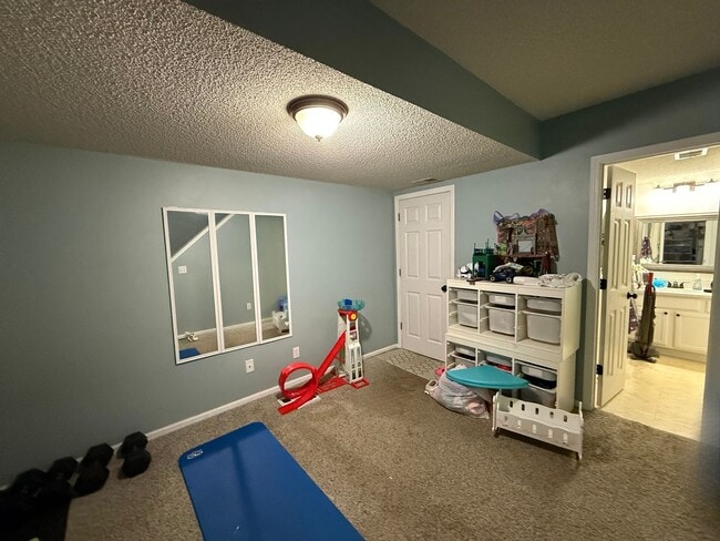 Building Photo - Updated 2 Bed, 2.5 Bath Apple Valley Townh...