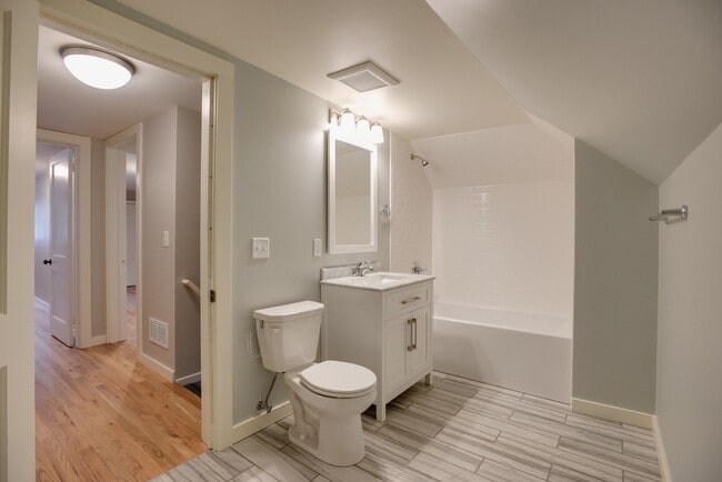 Building Photo - 4BD 2BA House. Refurbished, large house, great location available JUNE 1ST.