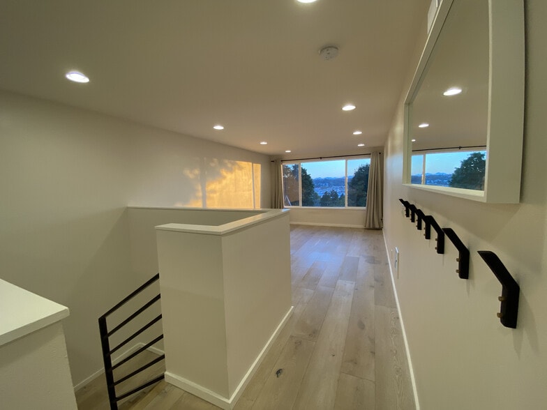 Stairs - 4253 Palatine Ave N