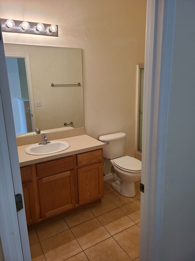 Building Photo - Spacious 3br 2.5ba Townhome in North Saint Petersburg