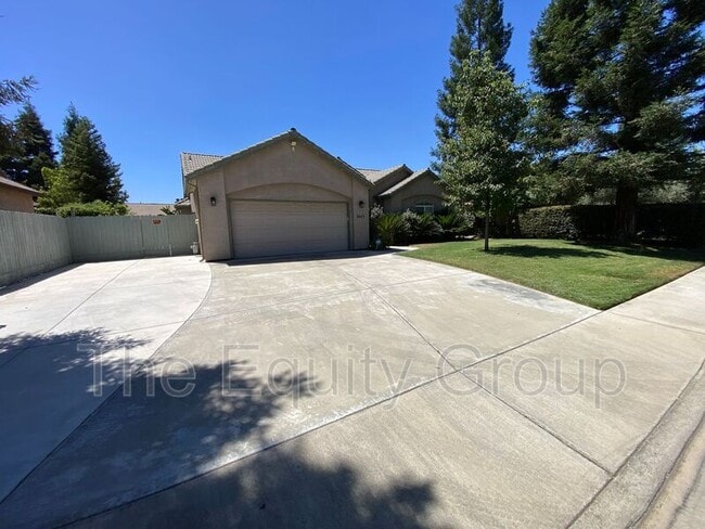 Building Photo - 2643 W Oakridge Ave
