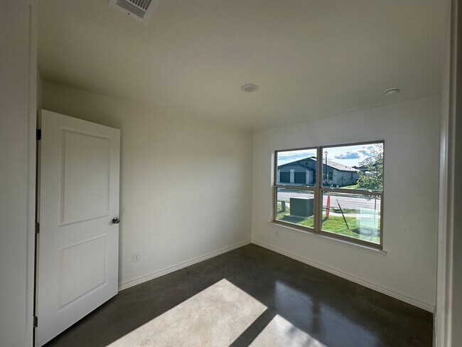 Building Photo - 3 Bedroom and 2 Full bathroom Duplex in Co...