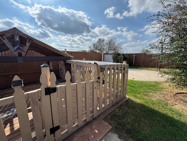 Building Photo - 4602 Hank Dr