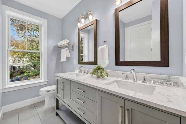 Building Photo - Renovated Hill East 3BR Near Metro + Parking