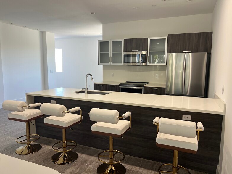 Building Photo - 1045 NE 18th Ave