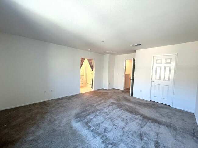 Building Photo - Modern Three Bedroom Townhouse in gated community of El Paseo $2,995.