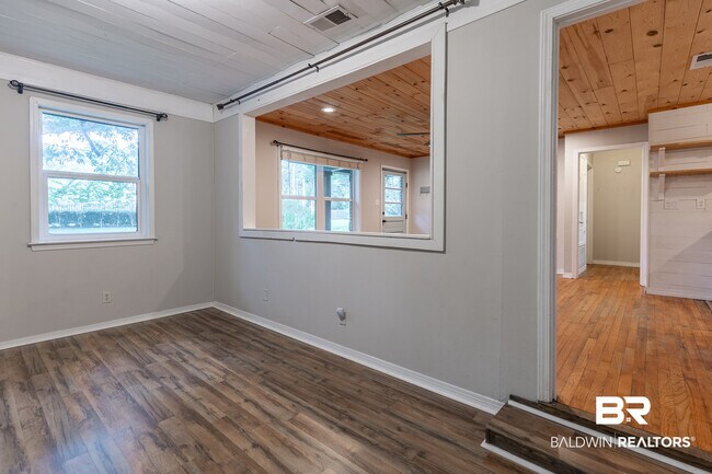 Building Photo - 556 Middle St
