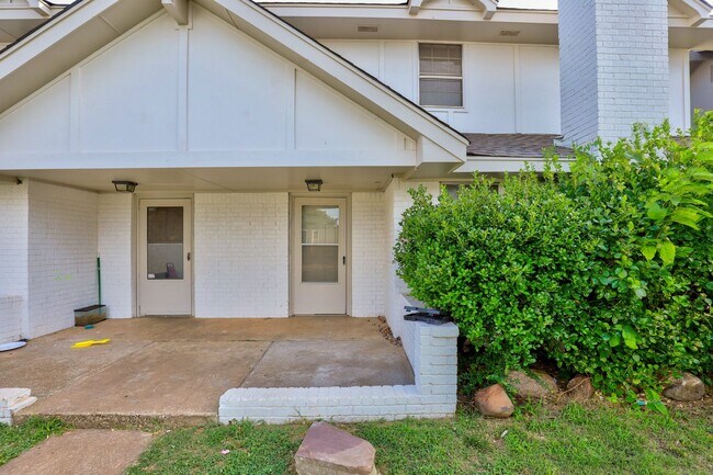 Building Photo - 4 Bedroom,2.5 Bath and 2 Car Garage Duplex with Fireplace and Prime Location Near Lake Hefner