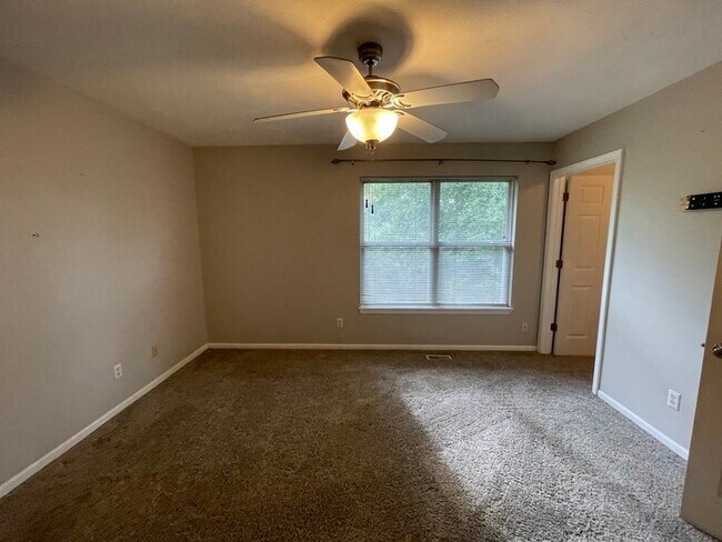 Building Photo - Lake Bella Vista Townhome Rockford