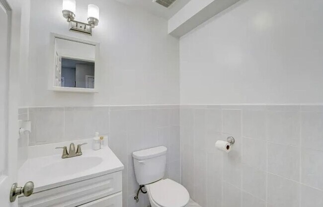 Building Photo - 453 S 17th St