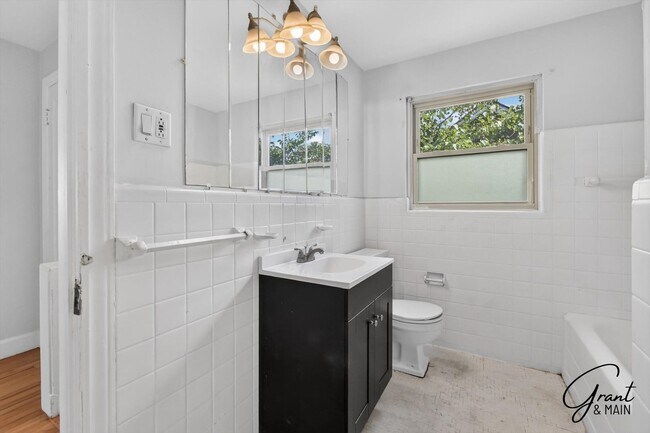 Building Photo - $1350 3 bedrooms