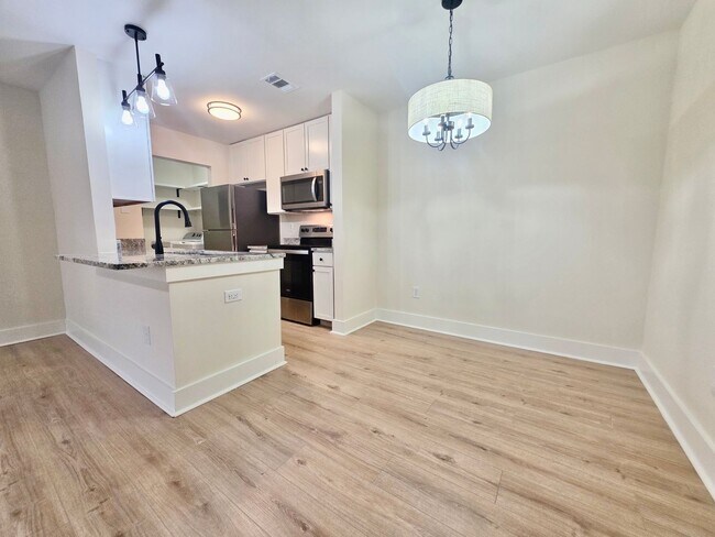 Building Photo - Newly renovated 2 bedroom + flex space in ...