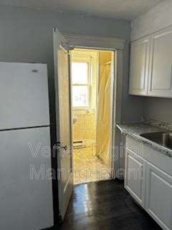 Building Photo - 221 Pine St