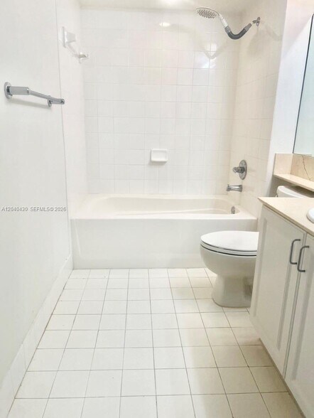 Building Photo - 1155 Brickell Bay Dr