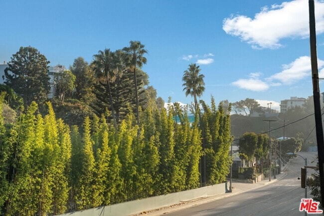 Building Photo - 501 Palisades Dr