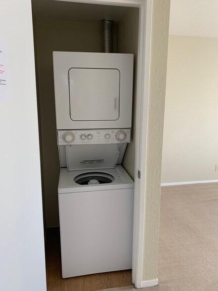 In-unit Washer/Dryer - 515 Canyon Oaks Dr