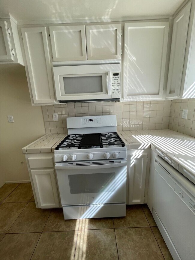 Building Photo - Hesperia-Refurbished- 3 Bedrooms, 2 Bathro...