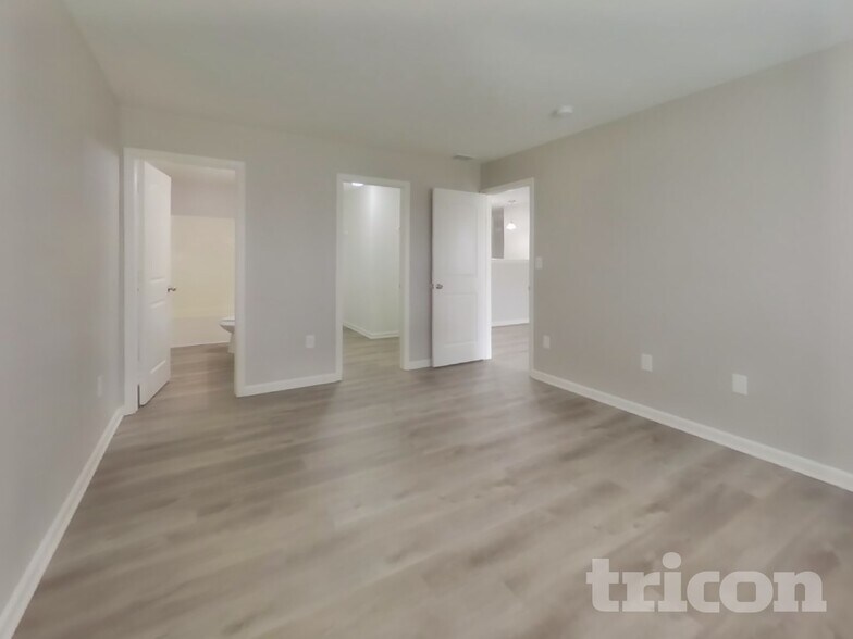 Building Photo - 11491 N Creekside Dr