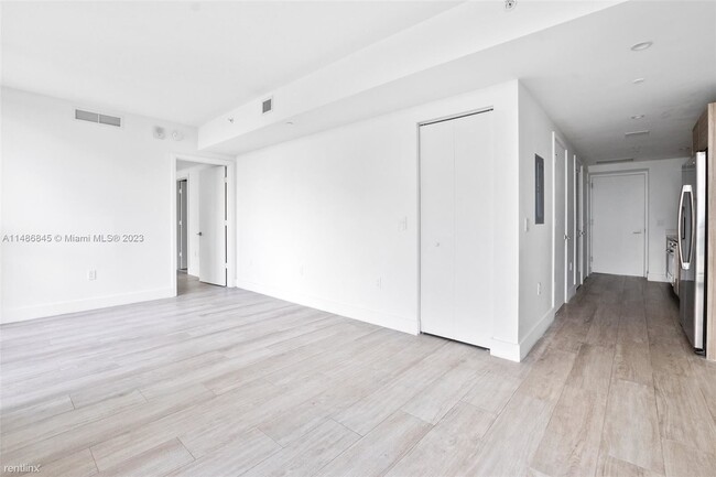 Building Photo - 1 br, 1.5 bath Condo - 121 NE 34th St Unit...