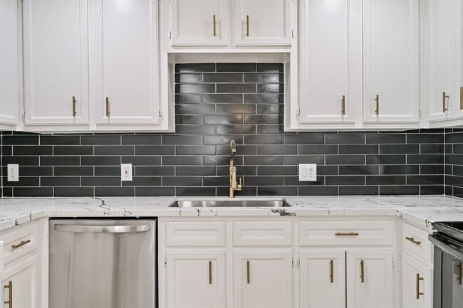 Building Photo - 611 Munger St