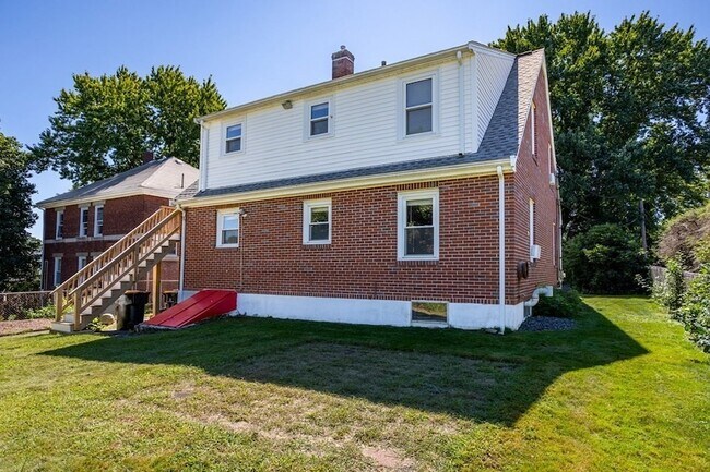 Building Photo - 17 Benson Ave
