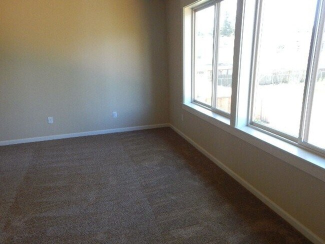 Building Photo - 5 Bedroom Beaverton Home!!!