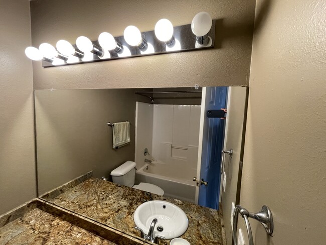 Building Photo - 289 N C St