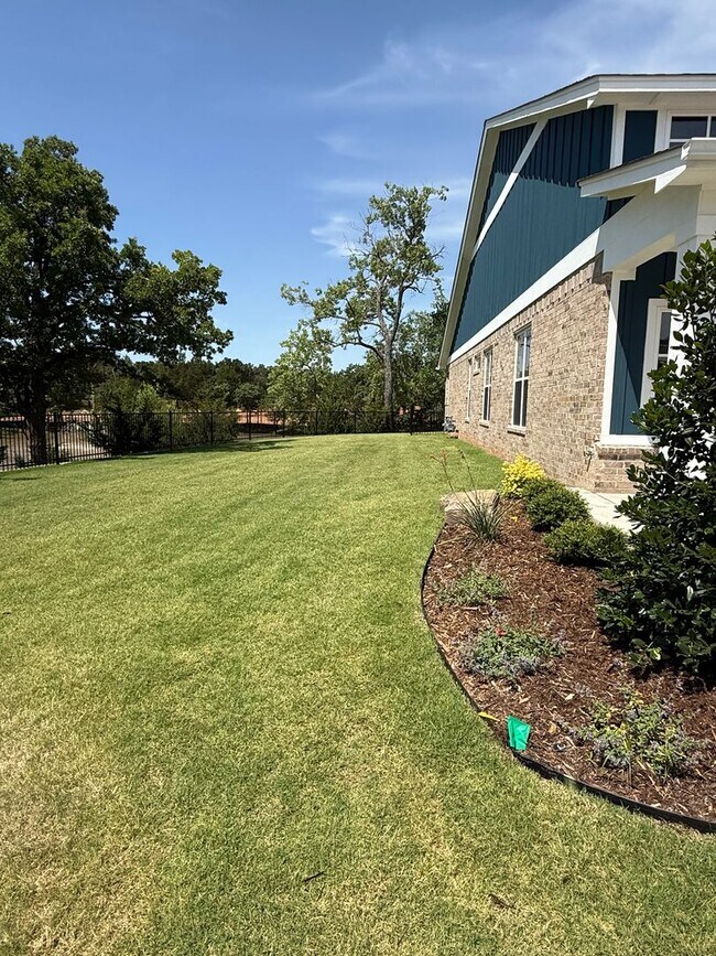 Building Photo - Fall special! flexible terms and easy move in!! 3 bed 2 bath 2 car in bungalow Heights, beautiful...