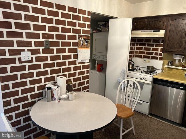 Building Photo - 809 Red Lion Rd