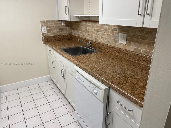 Building Photo - 14221 N Kendall Dr