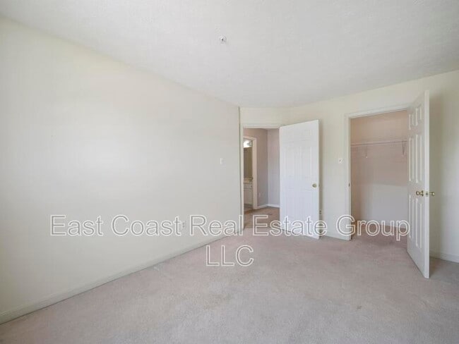 Building Photo - 4910 Edgeware Terrace