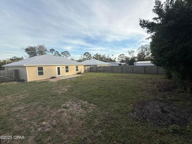 Building Photo - 1709 Hickory Ave