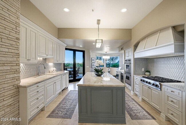 Building Photo - Beautiful custom home with backyard Oasis!