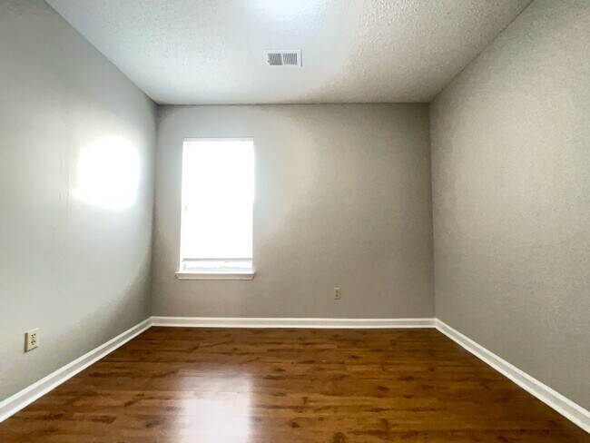 Building Photo - Plum Point Village home!