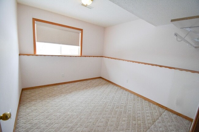 Building Photo - Bright 4 Bed, 2 Bath Home For Rent — Available Now!