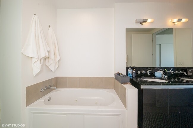 Building Photo - 600 N Fairbanks Ct