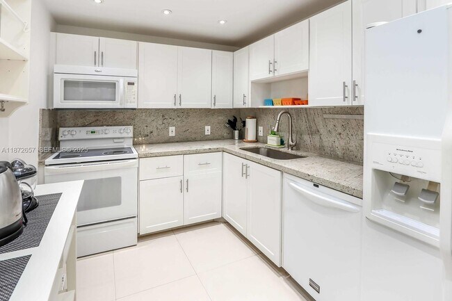 Building Photo - 3675 N Country Club Dr