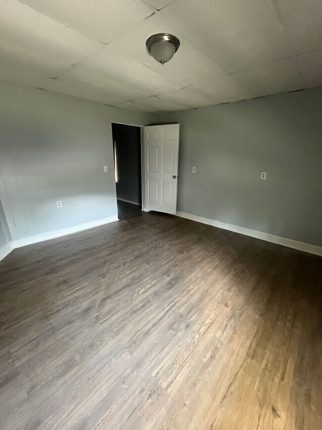 Building Photo - Newly renovated 2/1 in Portland!