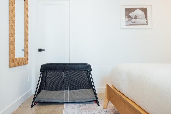 Building Photo - 4866 Hillside Dr