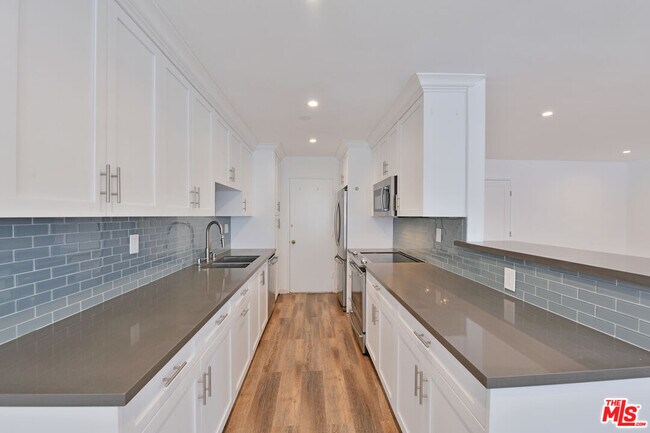 Building Photo - 136 S Palm Dr