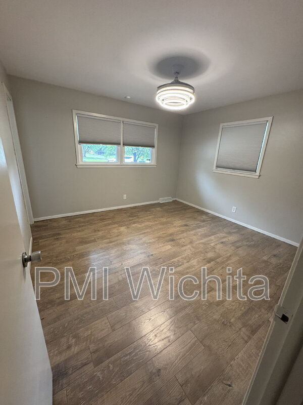 Building Photo - 840 N Waddington Ave