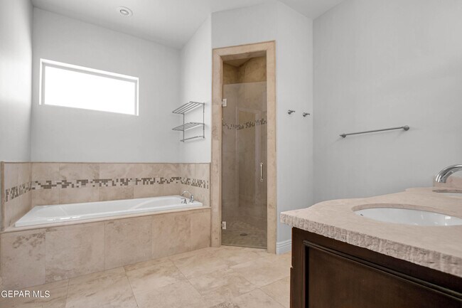 Building Photo - 2205 Hacienda Rey Dr