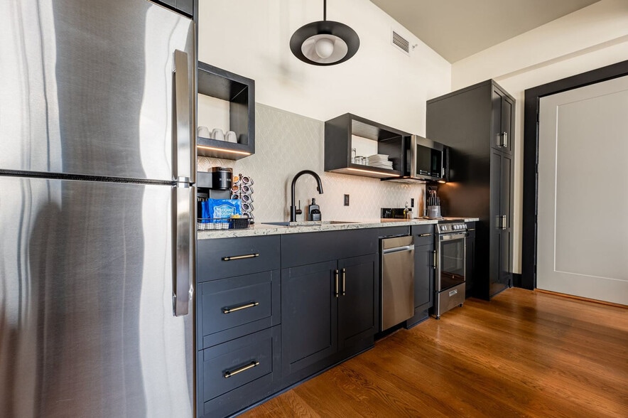 Building Photo - 1011 Canal St