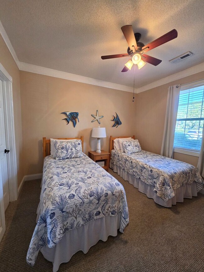 Building Photo - 4231 Hibiscus Dr