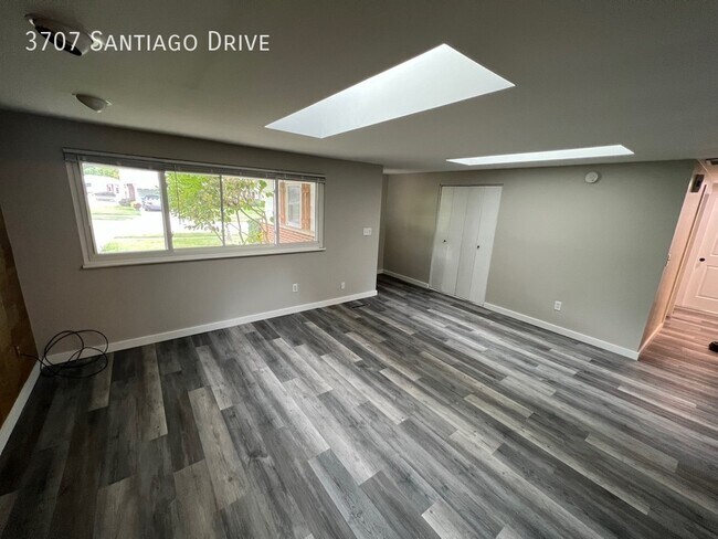 Building Photo - 3707 Santiago Dr