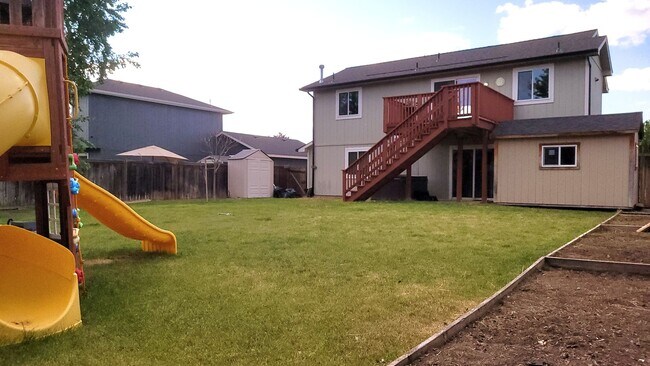 Building Photo - Gorgeous Split Level with Fenced Backyard