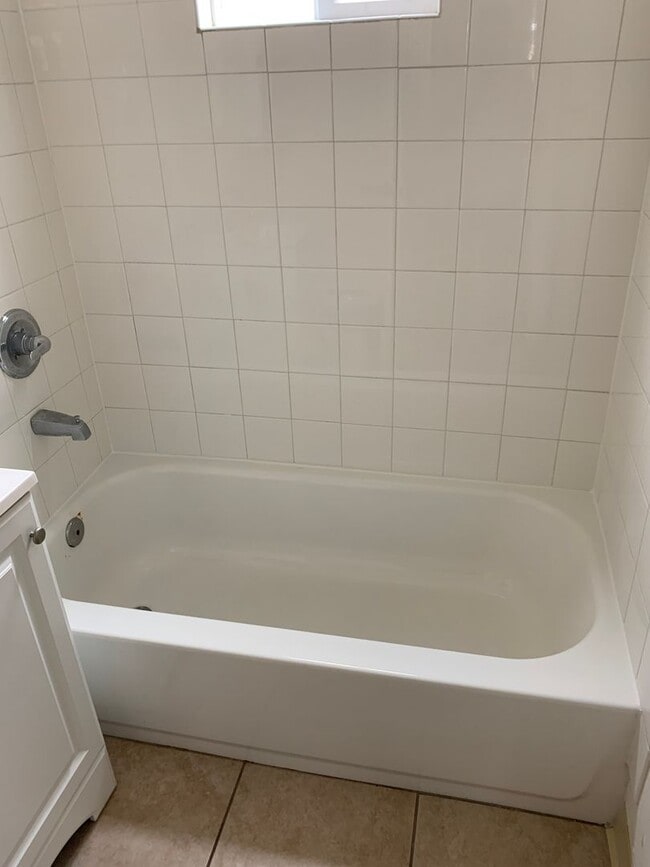 Building Photo - Emerald (3 unit detached)