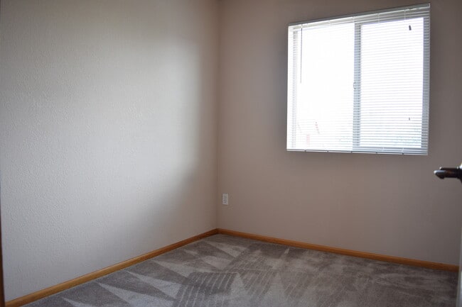 Building Photo - No Screening Fees! Beautiful 3 bed 2.5 bath townhome for rent!