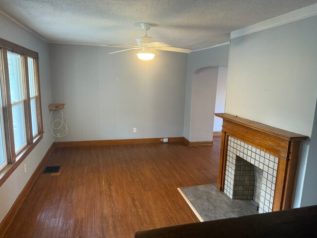 Building Photo - 806 E Deshler Ave